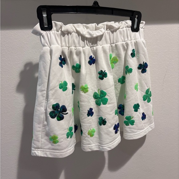 QOS White scattered four leaf clover skirt/skort